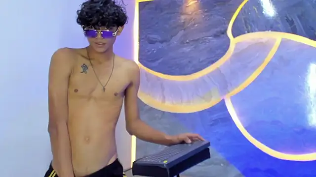 Snapshot of Sex_Boy_33_ chatting on November 10, 5:07 pm Sex Boy 33 online show from November 10, 5:07 pm