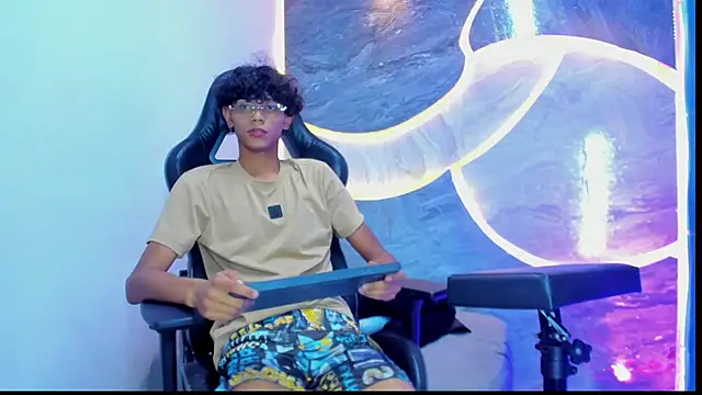 Snapshot of Sex_Boy_33_ chatting on October 25, 4:33 am Sex Boy 33 online show from October 25, 4:33 am