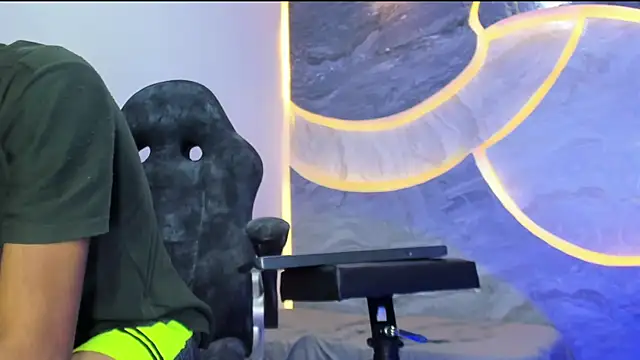 Snapshot of Sex_Boy_33_ chatting on November 18, 4:16 am Sex Boy 33 online show from November 18, 4:16 am