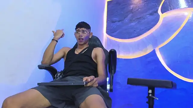 Snapshot of Sex_Boy_33_ chatting on November 23, 5:06 am Sex Boy 33 online show from November 23, 5:06 am