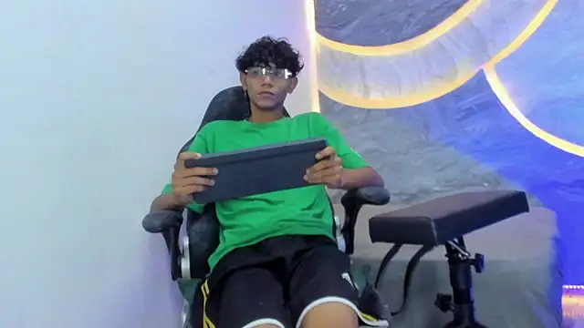 Snapshot of Sex_Boy_33_ chatting on October 28, 4:46 am Sex Boy 33 online show from October 28, 4:46 am