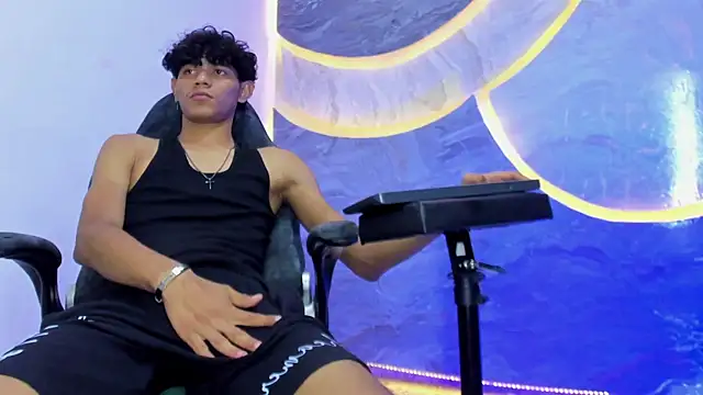 Snapshot of Sex_Boy_33_ chatting on November 7, 3:55 am Sex Boy 33 online show from November 7, 3:55 am