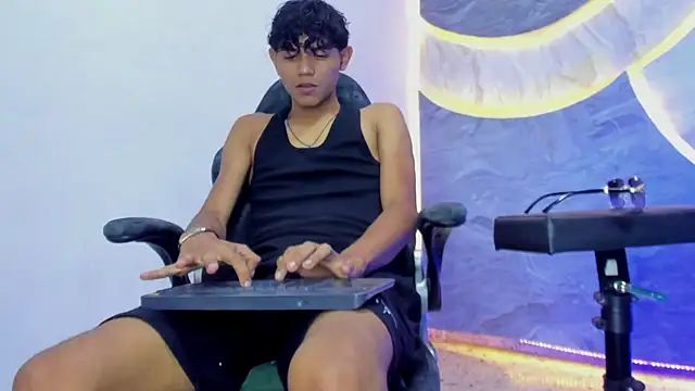 Snapshot of Sex_Boy_33_ chatting on November 6, 4:27 am Sex Boy 33 online show from November 6, 4:27 am