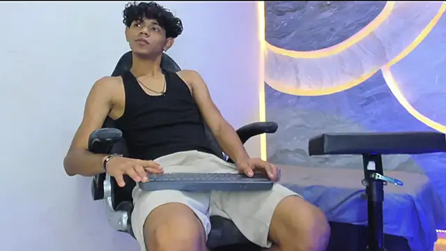 Snapshot of Sex_Boy_33_ chatting on November 17, 4:16 am Sex Boy 33 online show from November 17, 4:16 am