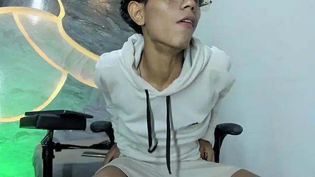 Snapshot of Sex_Boy_33_ chatting on October 26, 4:24 am Sex Boy 33 online show from October 26, 4:24 am