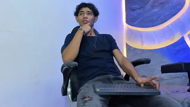 Snapshot of Sex_Boy_33_ chatting on November 22, 4:11 am Sex Boy 33 online show from November 22, 4:11 am