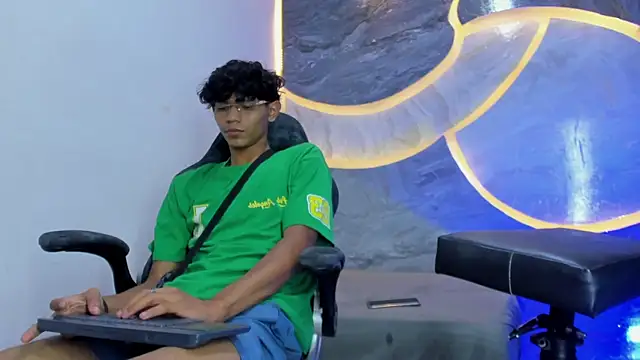 Snapshot of Sex_Boy_33_ chatting on November 2, 3:44 am Sex Boy 33 online show from November 2, 3:44 am