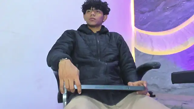 Snapshot of Sex_Boy_33_ chatting on November 20, 4:46 am Sex Boy 33 online show from November 20, 4:46 am