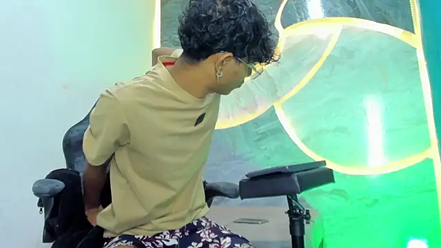 Snapshot of Sex_Boy_33_ chatting on October 27, 4:13 am Sex Boy 33 online show from October 27, 4:13 am