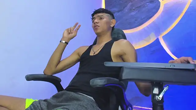 Snapshot of Sex_Boy_33_ chatting on November 25, 5:30 am Sex Boy 33 online show from November 25, 5:30 am