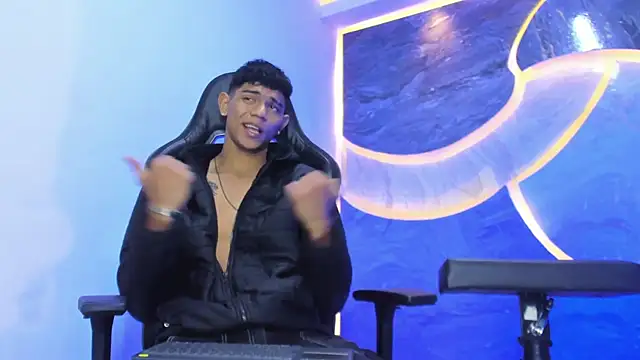 Snapshot of Sex_Boy_33_ chatting on November 26, 6:02 am Sex Boy 33 online show from November 26, 6:02 am