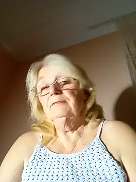 AmyLove353 online show from October 25, 9:15 pm