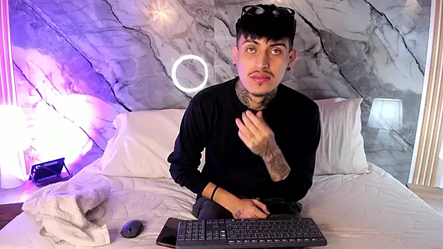 enzorodriguezz online show from November 6, 1:04 pm