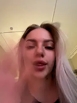 Snapshot of HugeBoobsAlice chatting on October 27, 10:38 am HugeBoobsAlice online show from October 27, 10:38 am