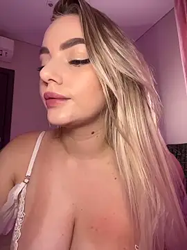 Snapshot of HugeBoobsAlice chatting on July 17, 5:04 am HugeBoobsAlice online show from July 17, 5:04 am