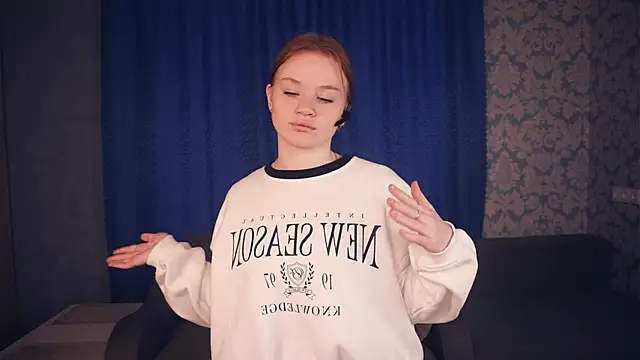 Snapshot of KarlynGow chatting on November 26, 6:46 am KarlynGow online show from November 26, 6:46 am