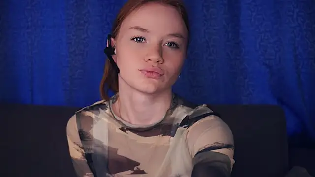 Snapshot of KarlynGow chatting on October 31, 6:43 am KarlynGow online show from October 31, 6:43 am