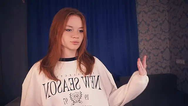 Snapshot of KarlynGow chatting on November 25, 6:47 am KarlynGow online show from November 25, 6:47 am