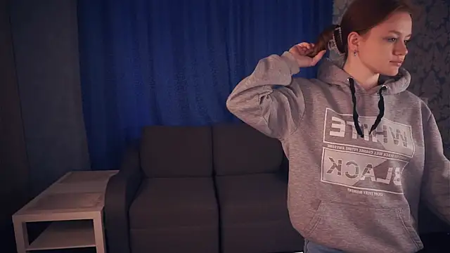 Snapshot of KarlynGow chatting on November 19, 6:46 am KarlynGow online show from November 19, 6:46 am