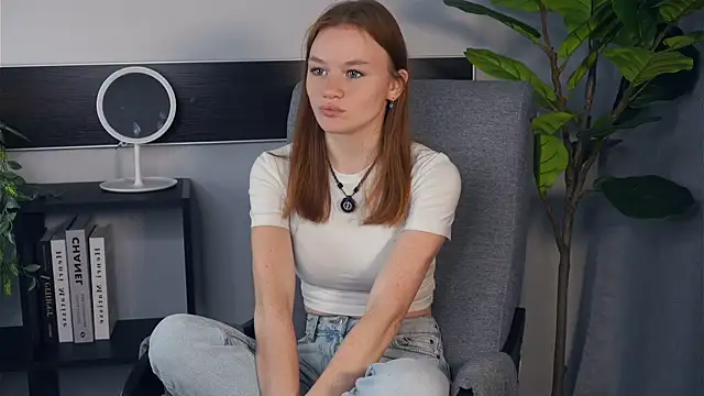 Snapshot of KarlynGow chatting on October 24, 5:28 am KarlynGow online show from October 24, 5:28 am