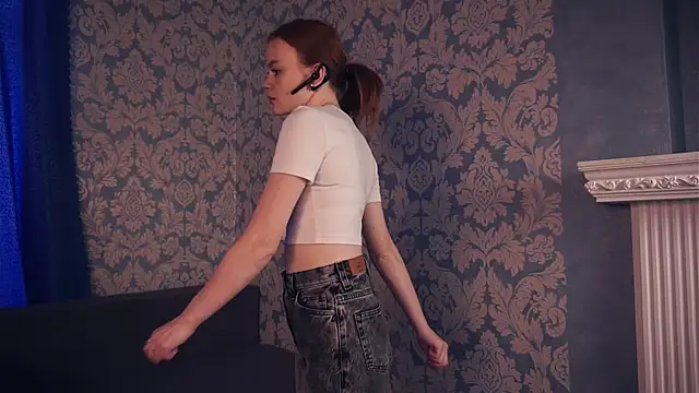 Snapshot of KarlynGow chatting on November 3, 6:40 am KarlynGow online show from November 3, 6:40 am