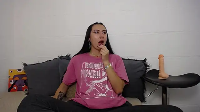 Snapshot of _IR1S_ chatting on November 15, 10:03 pm IR1S online show from November 15, 10:03 pm