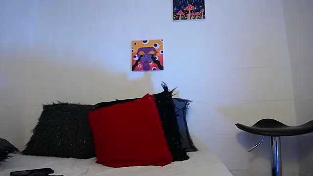 Snapshot of _IR1S_ chatting on December 5, 12:10 am IR1S online show from December 5, 12:10 am