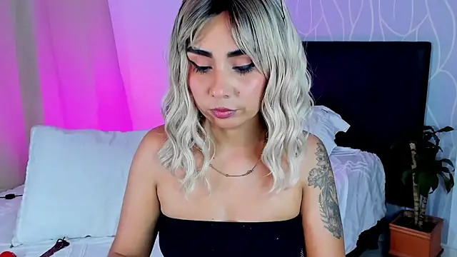 Emilyvalk  online show from November 10, 10:26 pm