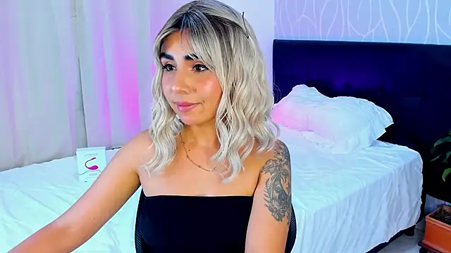 Emilyvalk  online show from November 4, 10:57 pm