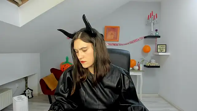 Snapshot of IzzyMonro chatting on October 31, 8:49 pm IzzyMonro online show from October 31, 8:49 pm