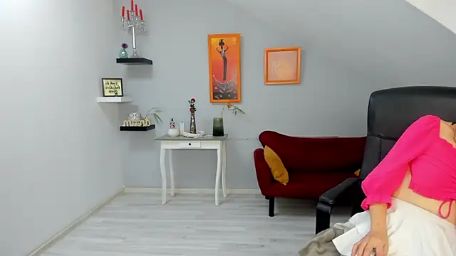 Snapshot of IzzyMonro chatting on December 14, 8:42 am IzzyMonro online show from December 14, 8:42 am