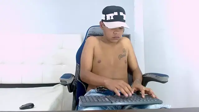 Snapshot of Yordi_Alpha chatting on October 24, 7:46 pm Yordi Alpha online show from October 24, 7:46 pm