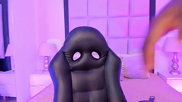 Snapshot of Britanny-Jhonsons chatting on December 1, 10:32 pm Britanny-Jhonsons online show from December 1, 10:32 pm