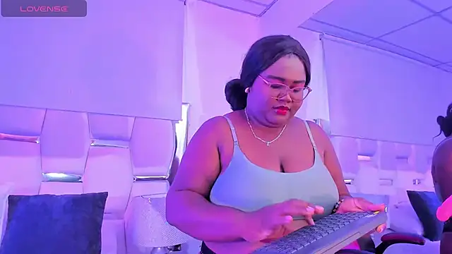 Snapshot of Britanny-Jhonsons chatting on October 30, 10:28 pm Britanny-Jhonsons online show from October 30, 10:28 pm