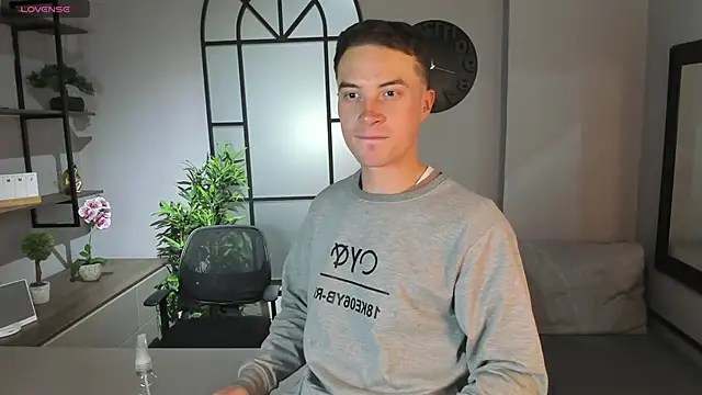 Snapshot of Lil_James chatting on December 18, 7:29 pm Lil James online show from December 18, 7:29 pm