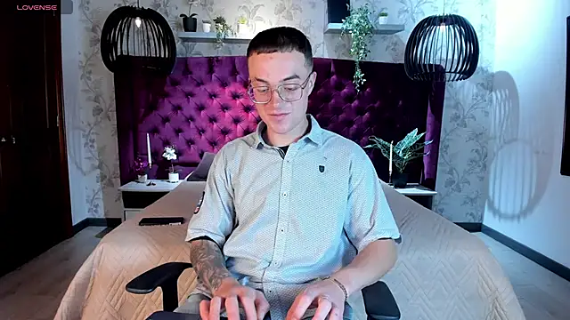 Snapshot of Lil_James chatting on November 22, 6:07 pm Lil James online show from November 22, 6:07 pm