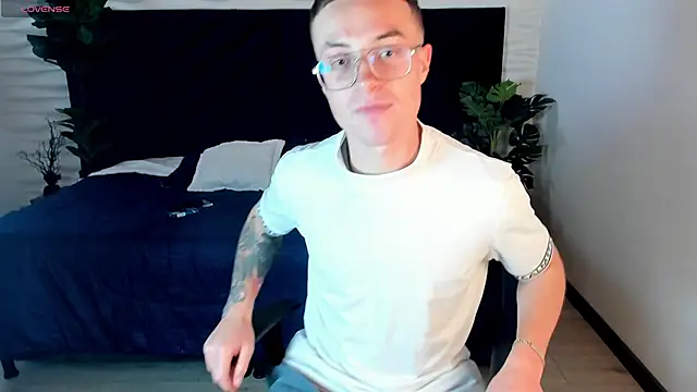 Snapshot of Lil_James chatting on November 21, 8:41 pm Lil James online show from November 21, 8:41 pm