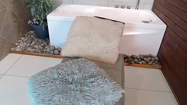 Snapshot of Lil_James chatting on December 13, 8:15 pm Lil James online show from December 13, 8:15 pm