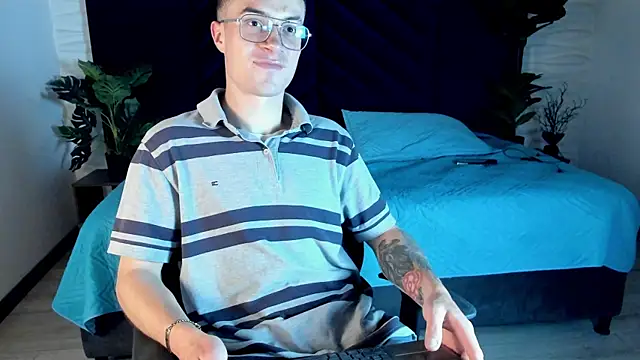 Snapshot of Lil_James chatting on November 16, 8:13 pm Lil James online show from November 16, 8:13 pm