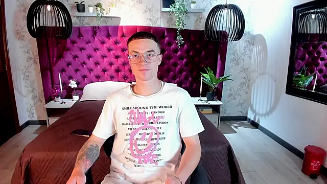 Snapshot of Lil_James chatting on November 14, 8:45 pm Lil James online show from November 14, 8:45 pm