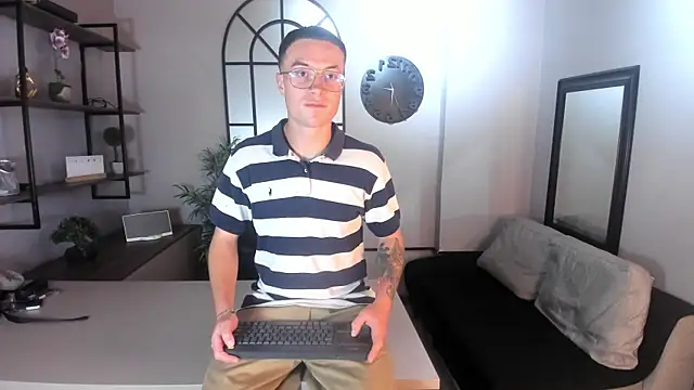 Snapshot of Lil_James chatting on November 20, 8:42 pm Lil James online show from November 20, 8:42 pm