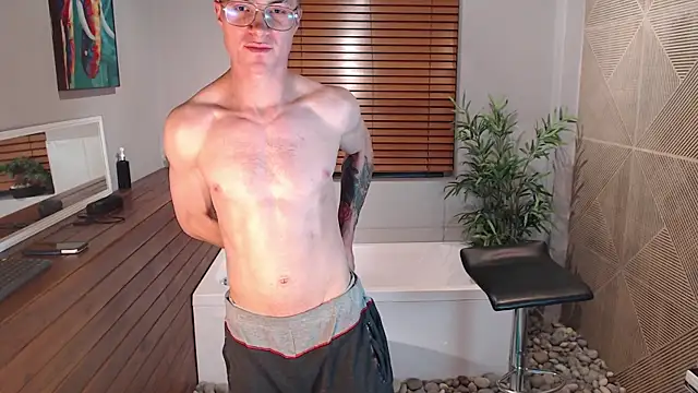 Snapshot of Lil_James chatting on November 15, 8:13 pm Lil James online show from November 15, 8:13 pm