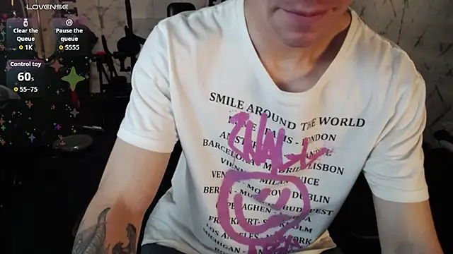 Snapshot of Lil_James chatting on November 17, 8:02 pm Lil James online show from November 17, 8:02 pm