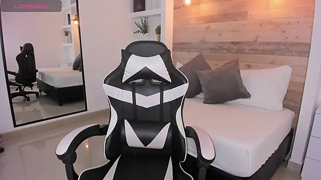 mia collins96 online show from February 13, 2:22 am