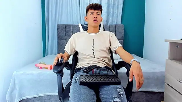 Nicolas Torres  online show from November 20, 4:35 am