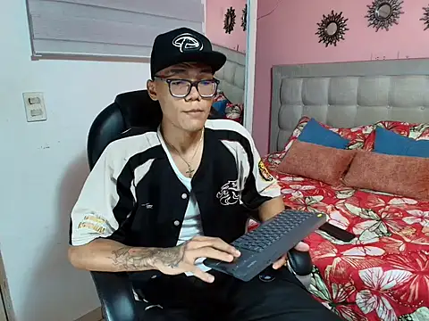 Snapshot of aron_big_big chatting on October 21, 7:35 pm aron big big online show from October 21, 7:35 pm