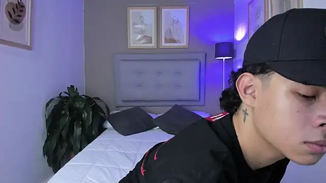 Snapshot of ApoloRicci chatting on October 30, 8:17 pm ApoloRicci online show from October 30, 8:17 pm