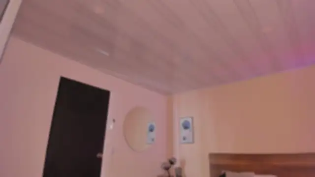 YariRose online show from December 17, 2:11 pm