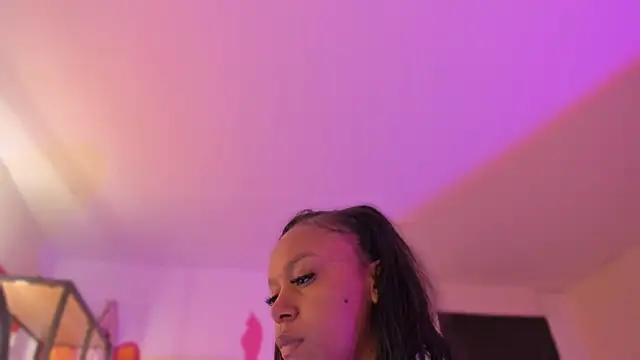 YariRose online show from March 20, 2:40 pm