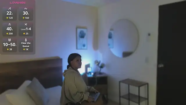 YariRose online show from January 8, 2:23 pm